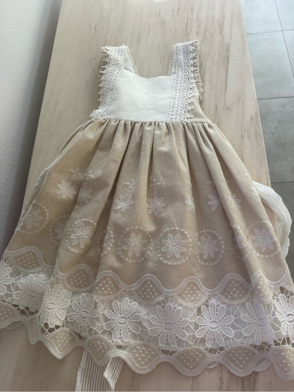 Que Cream and White Lace Overlay Formal Dress